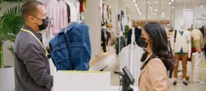 Amazon apre i negozi fisici a tema moda